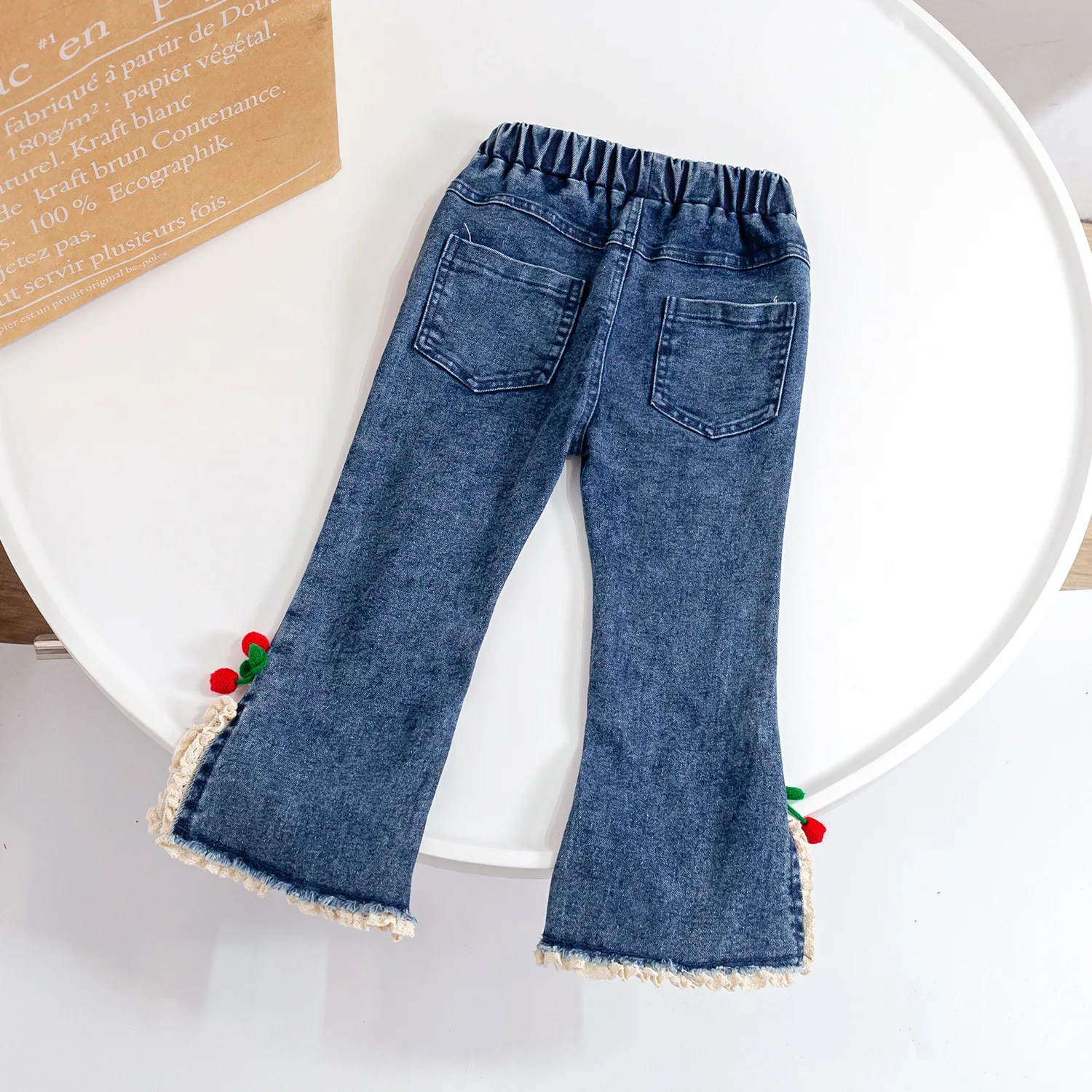 Джинсы для девочек, милые вишневые кружевные расклешенные джинсовые брюки с эластичной резинкой на талии, весенние модные брюки для малышей